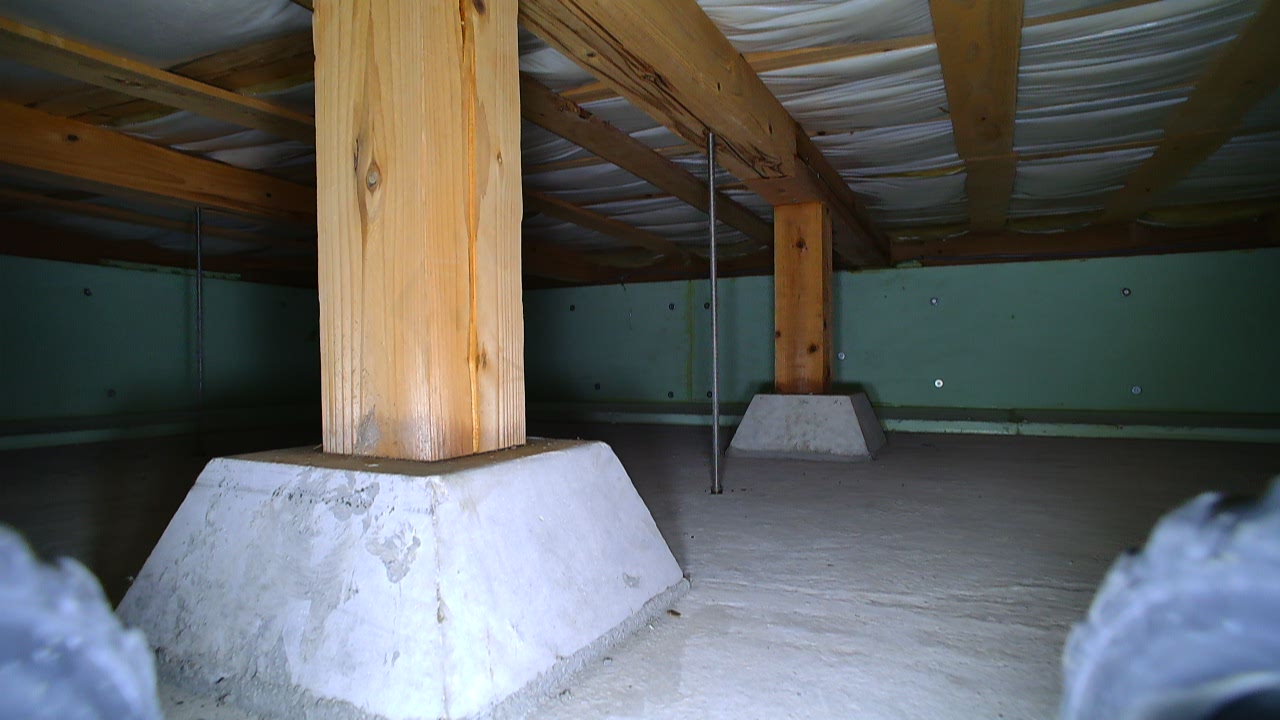 モニターに映し出される床下映像