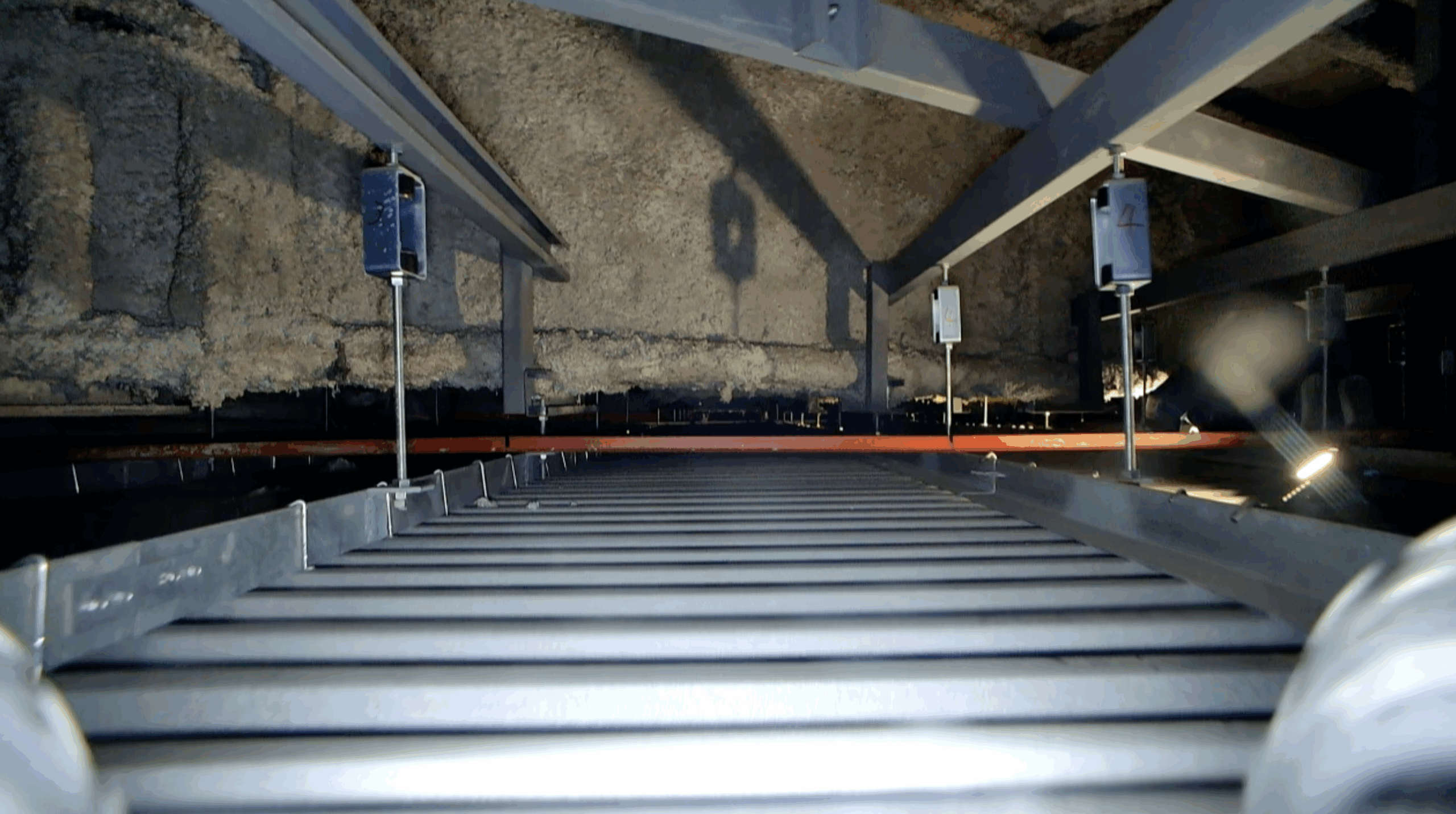 屋根裏　ロボット　点検